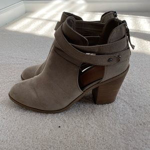 Maurice’s beige heel. Size 9. Gently used